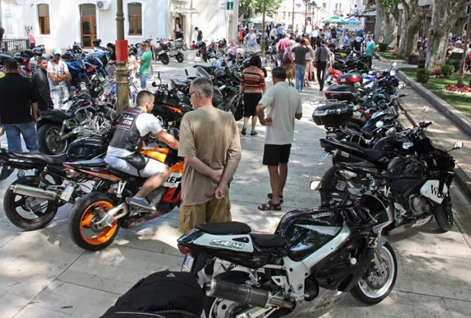 Moto skup u Trebinju: Vjenčanje bajkera upotpunio svadbeni poklon - pečeno janje