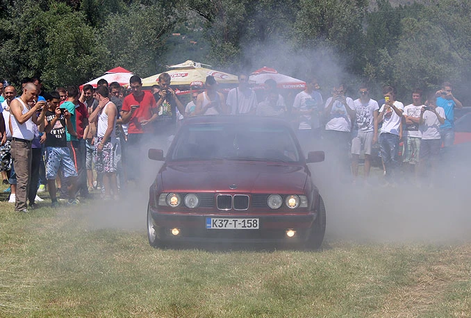 Susret vlasnika i ljubitelja BMW automobila na Mostarskom blatu