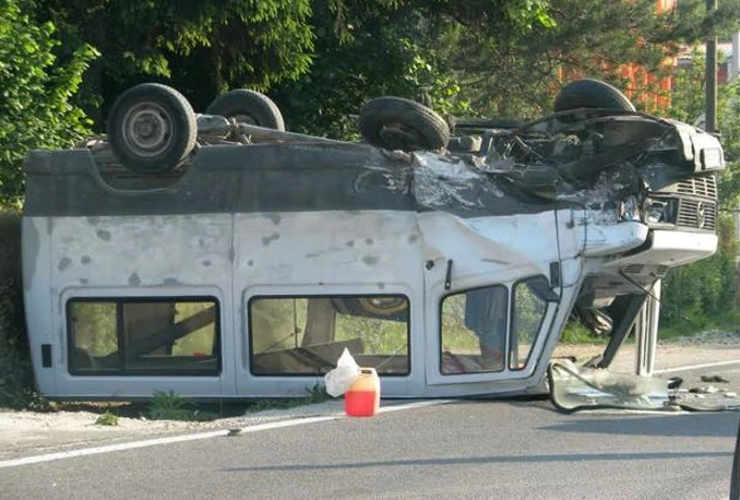 Nakon sudara kombi se prevrnuo na krov