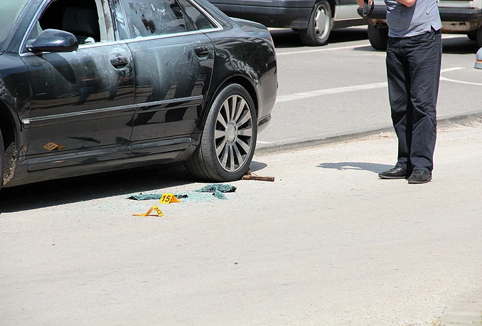 Drama na mostarskim ulicama: Usred dana namjerno zapaljen automobil