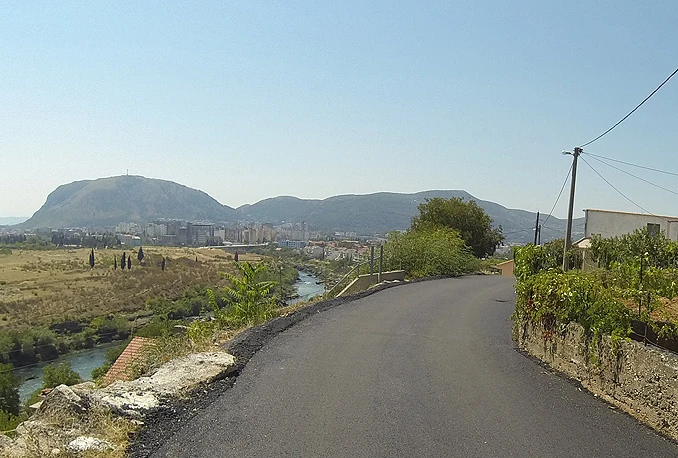 Po čemu su Goranci, u kojima rasvjeta svijetli čitave noći, veća gradska zona od Orlaca?
