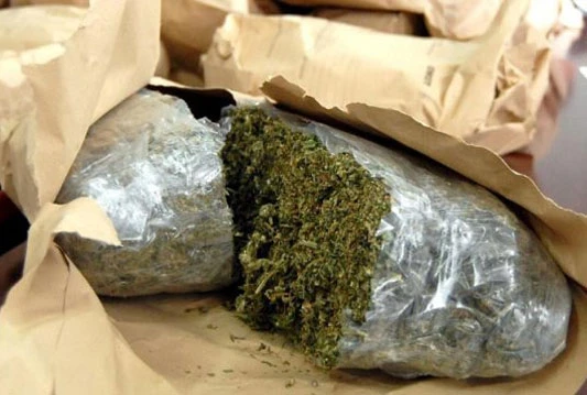 Nevesinje: Policija na motoru automobila pronašla kilogram marihuane