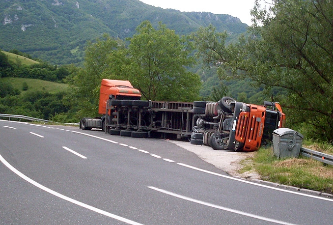 M-17: Izvrnuo šlepera na bok