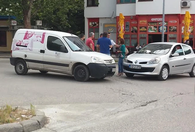 Vjerojatno već pogađate lokaciju: Lakša prometna nesreća na vrhu Avenije