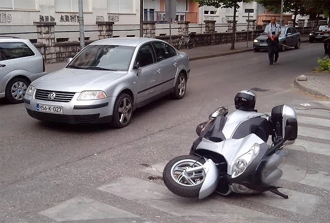 Lakša prometna nesreća na ulazu u Dom zdravlja