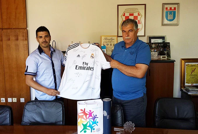 Načelnik Općine Široki Brijeg dobio dres Real Madrida s potpisima igrača