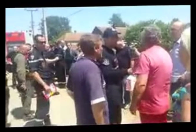 Srbija: Potopljeno selo napalo gradonačelnika jer je došao nakon pet dana