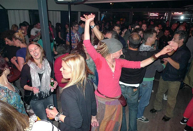 Apsurd u Makarskoj: Zabranjena glazba uživo na terasama kafića i restorana!