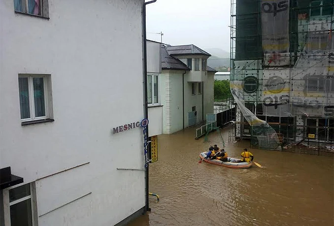 U Žepče stigli studenti iz Sarajeva i vatrogasci iz Makedonije