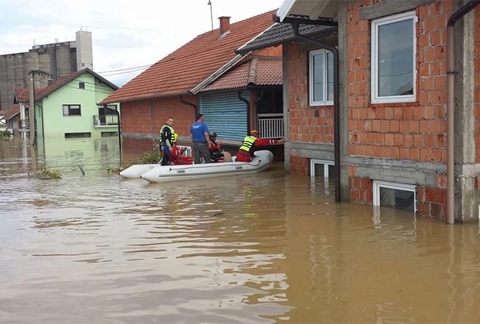 Čapljinski vatrogasci otputovali u Orašje kako bi pomogli nastradalima u poplavama