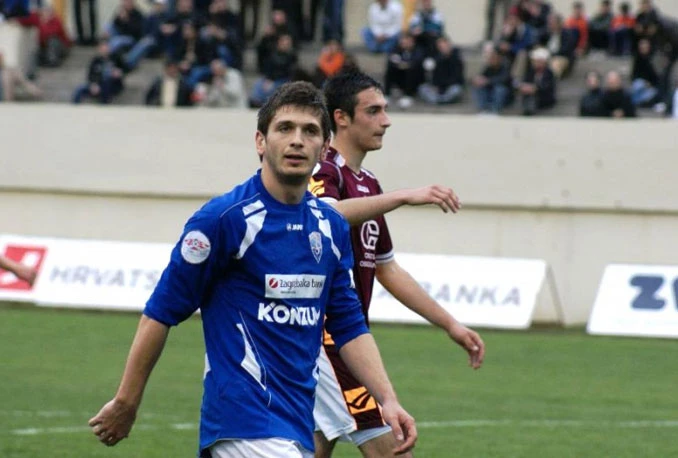 Žepče: Reprezentativac BiH unesrećenima dijelio novac!