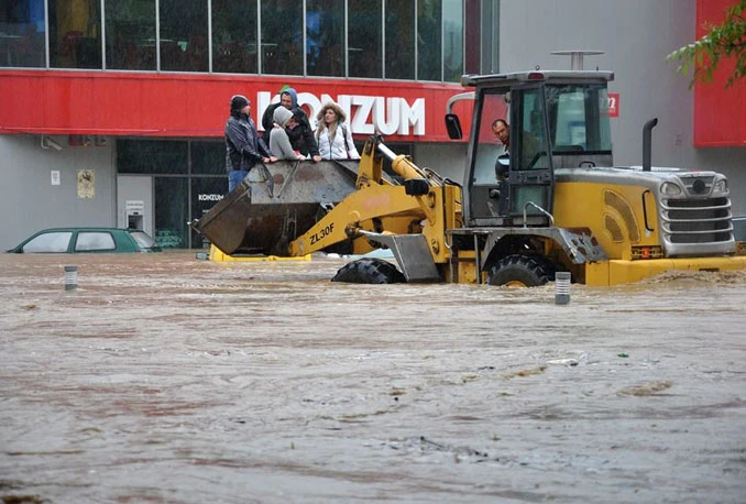 U Žepču alarmantno: Pod vodom centar grada, u selima bujica ruši kuće!