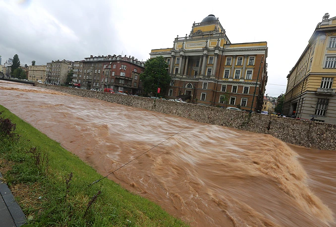 Voda prodrla u salu Parlamenta FBiH
