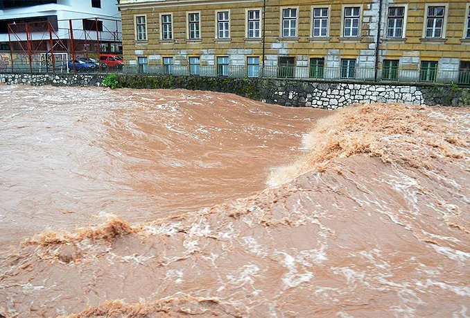U BiH upaljen crveni meteoalarm: Pao snijeg, Hercegovina se bori s burom