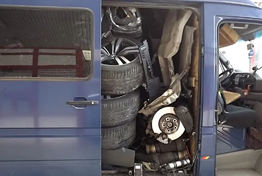 BMW X6 rastavili u dijelove i vozili u kombiju
