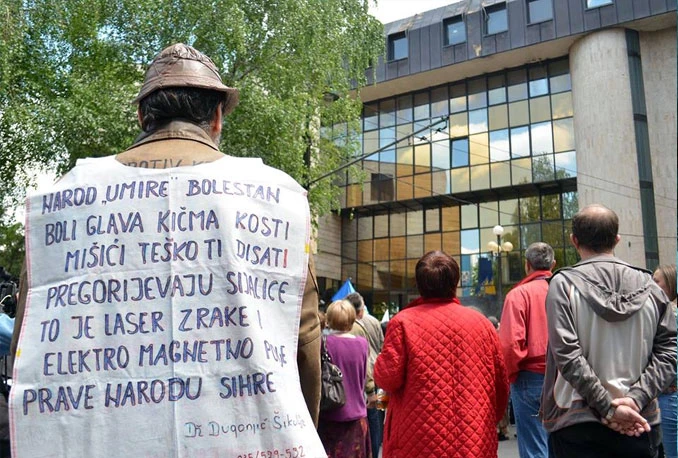 Prosvjednici u Sarajevu traže odgovore pred praznom zgradom
