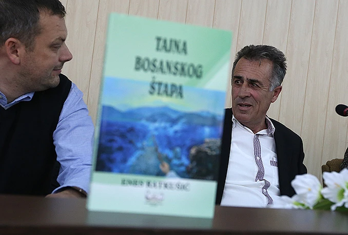 Tajna bosanskog štapa, roman sa trilerskim zapletom o štapu iz tekije na Bentbaši