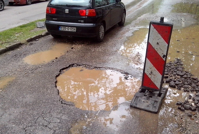 Vozači oprez: Vožnja preko lokvi i rupa!