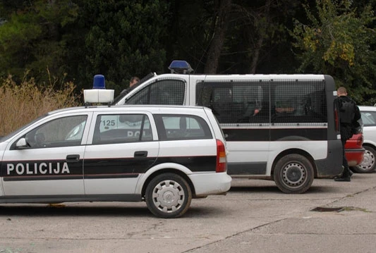 Izgubio posao: Policajac u uniformi krao po trgovačkom centru