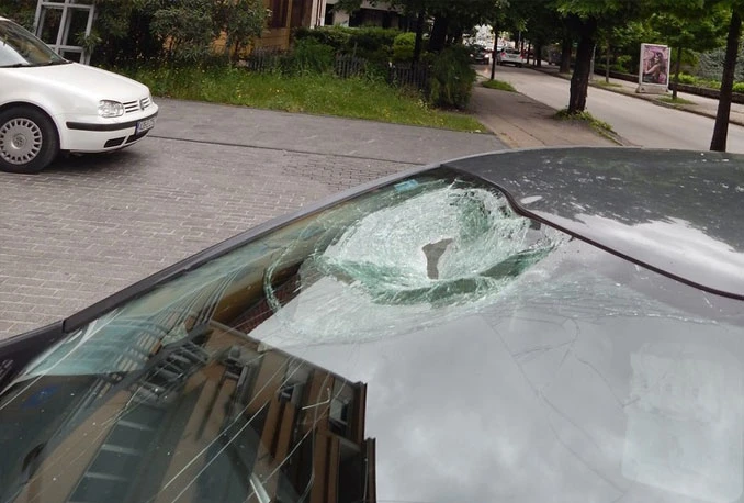Sa Staklene banke bačen kamen na automobil