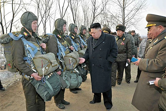 Jeste li se ikad zapitali što svi ovi ljudi oko Kim Jong Una zapisuju u blokiće?