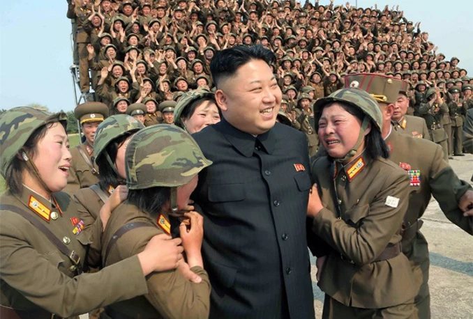 Kim Jong Un jednostavno zna sa ženama: Borba samo da ga dotaknu