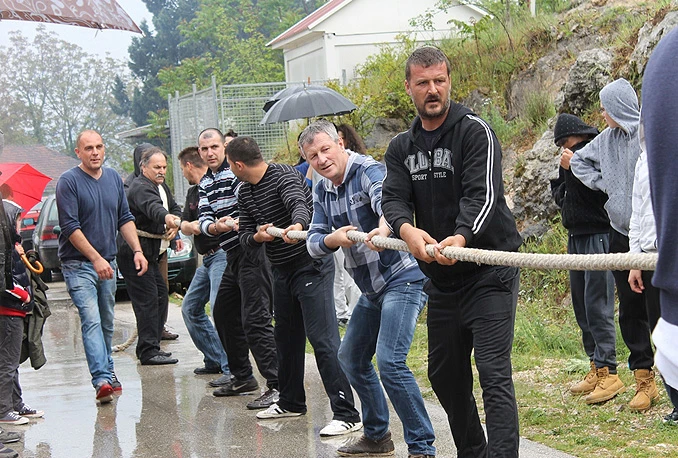 Uskrsne igre u Čapljini - održana natjecanja u vuči konopa, skoku u dalj...