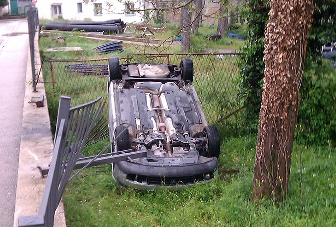 Na izlazu iz Sjevernog logora, automobilom probila zaštitnu ogradu i prevrnula se na krov
