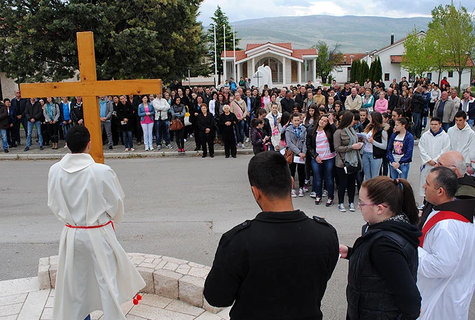 Stotine vjernika na Križnom putu Uzarići - Široki Brijeg