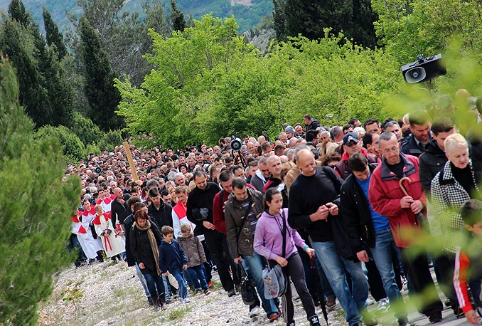 Na Humu održan tradicionalni križni put, u crkvama večeras obredi Velikoga petka
