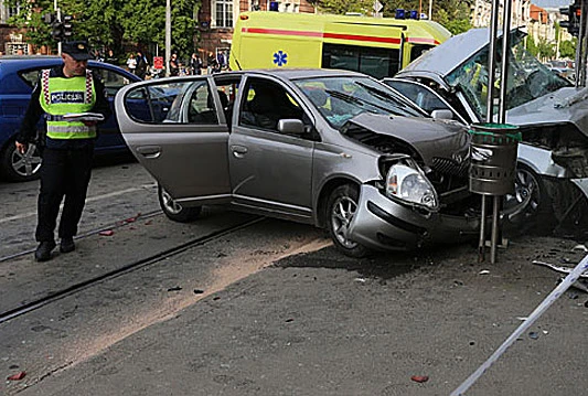U sudaru vozila Hitne pomoći i pet automobila ozlijeđeno 10 osoba