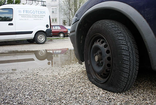 Mostar: Izbušene gume na dvadesetak automobila u Donjoj mahali