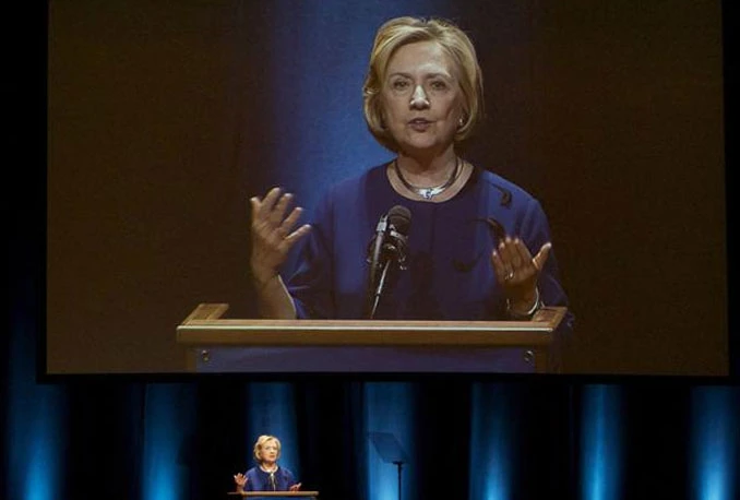 Hillary Clinton napadnuta cipelom