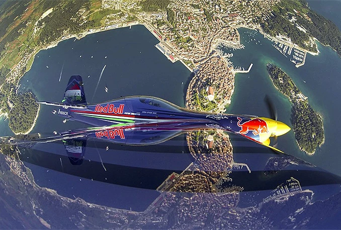 Red Bull Air Race piloti u letu iznad rovinjskog mora