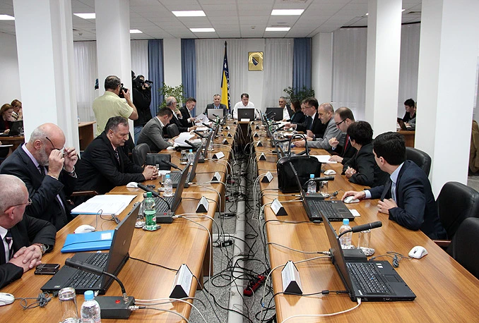 Federalna vlada želi novi kredit da bi zatvorila kolektivne centre