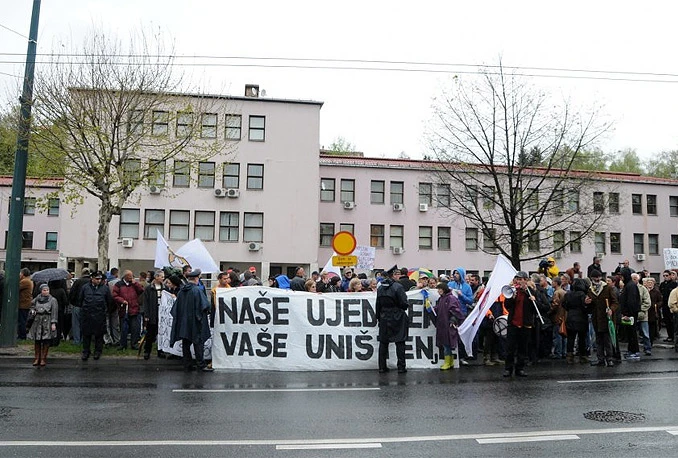 Demonstranti iz raznih gradova traže ostavku Vlade