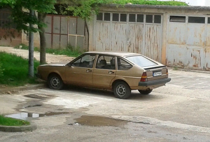 Tko će maknuti stara vozila koja mjesecima zauzimaju parking mjesta?