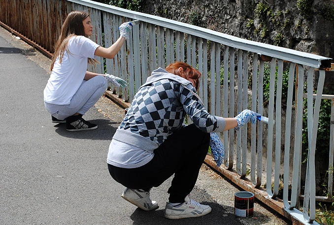 Akcija bojanja ograda na mostovima rijeke Radobolje u Dumu i Balinovcu