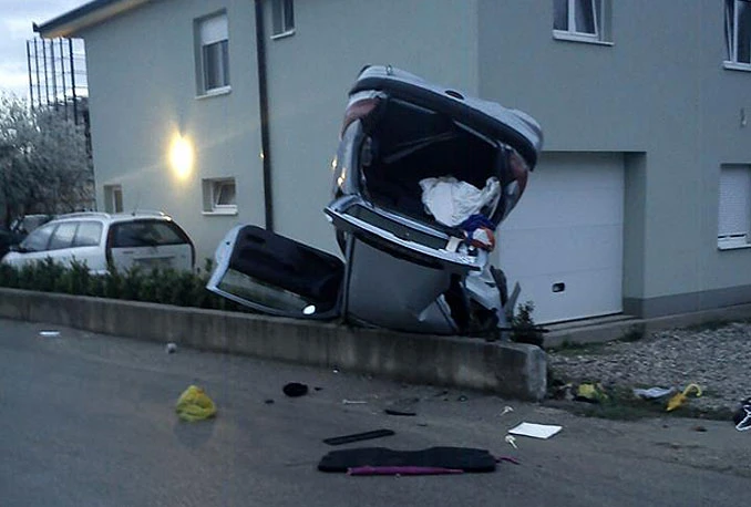 Široki Brijeg: 19-godišnjak automobilom završio na krovu u dvorištu obiteljske kuće