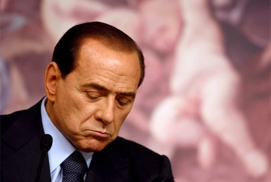 Berlusconija izdaju koljena