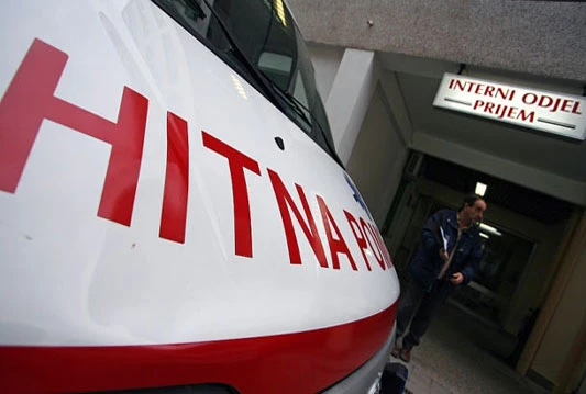 Teretni vlak udario u automobil, poginula jedna osoba