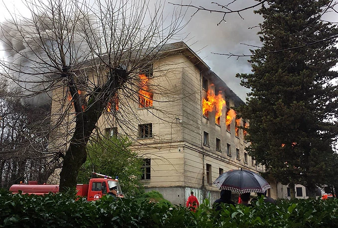 Vatra guta najveću zgradu duhanske stanice u Širokom Brijegu