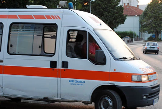 Učenik ispao iz autobusa, hospitaliziran s teškim ozljedama glave