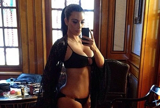 Bujne grudi Kim Kardashian jedva stale u minijaturni badić