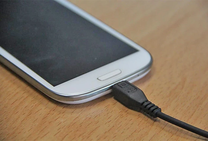 Univerzalni punjač za mobitele za tri godine na tržištu