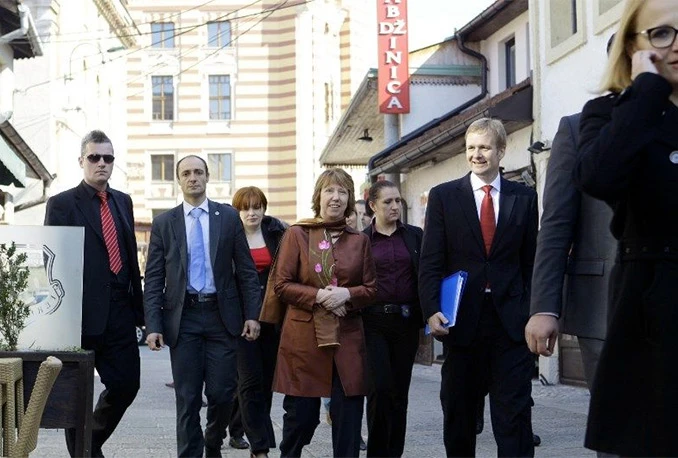 Ashton u Sarajevu: Probala ćevape, gledala izloge...