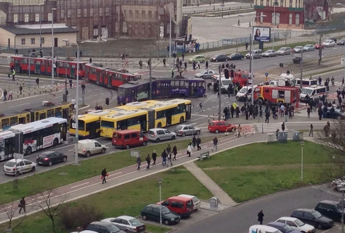 U sudaru kamiona i dva tramvaja ozlijeđeno 16 osoba