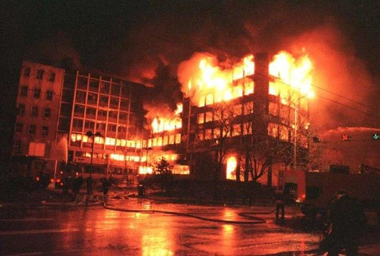 Schroder: Njemačka i NATO snage nelegalno su 1999. godine bombardirali Srbiju