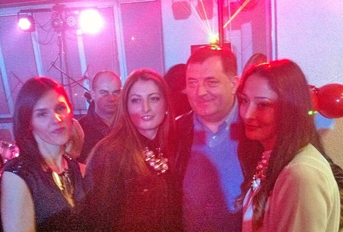 Milorad Dodik pjesmom čestitao Dan žena