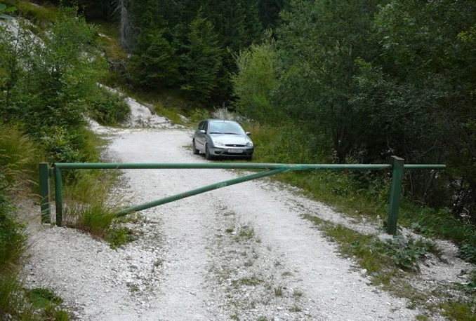 Umjesto lokalnom cestom, moraju kružiti 120 km kako bi došli na groblje